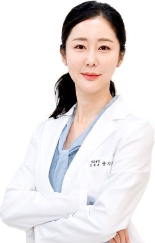 윤지은 원장 — 흰 가운을 입고 팔짱을 낀 정면 프로필 사진