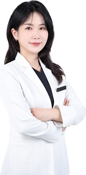 김지혜 원장 — 흰 재킷을 입고 팔짱을 낀 정면 프로필 사진