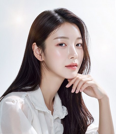 매끈한 피부 결을 보여주는 여성 모델의 상반신 컷