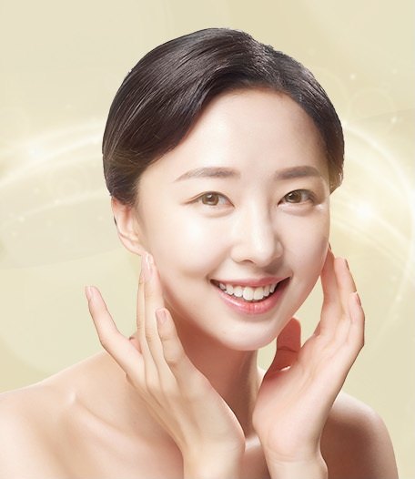 양손을 얼굴 옆에 대고 환하게 웃는 여성 모델