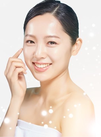 검지를 볼에 대고 웃는 여성 모델