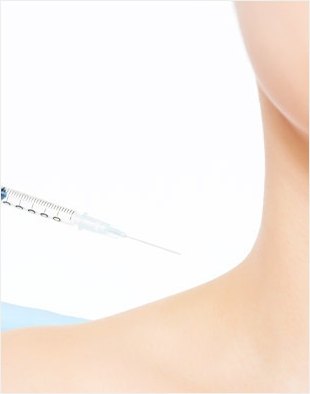 여성의 어깨와 팔 라인을 배경으로 가는 주사바늘이 향하는 바디 보톡스 이미지