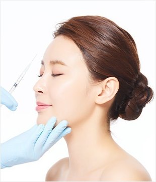 눈을 감은 여성의 옆얼굴에 파란 장갑을 낀 두 손이 주사기를 대고 있는 풀페이스 보톡스 이미지
