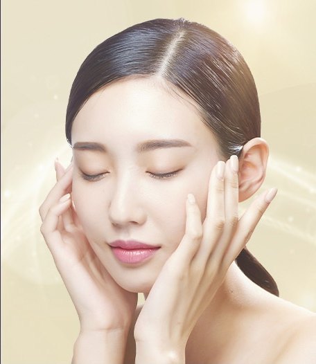 눈을 감고 양손으로 얼굴 볼을 감싼 여성 모델