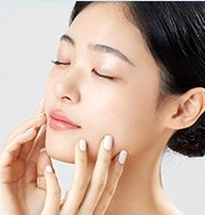 두 손으로 볼을 감싸고 눈을 감은 여성