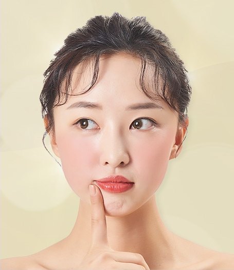 검지로 턱을 짚고 시선을 위로 둔 여성 모델의 상반신 컷