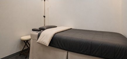 1인 케어룸에 놓인 시술 베드와 스툴